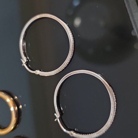 Hold! 2 Sets Of Hoop Earrings - Picture 2 of 11